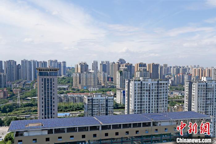 圖為輝騰能源在重慶市九龍坡區(qū)留學生創(chuàng)業(yè)園屋頂建設的光伏發(fā)電示范項目。　受訪企業(yè)供圖