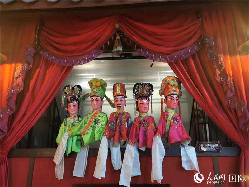 3D公仔戲臺。人民網(wǎng)記者 符園園攝