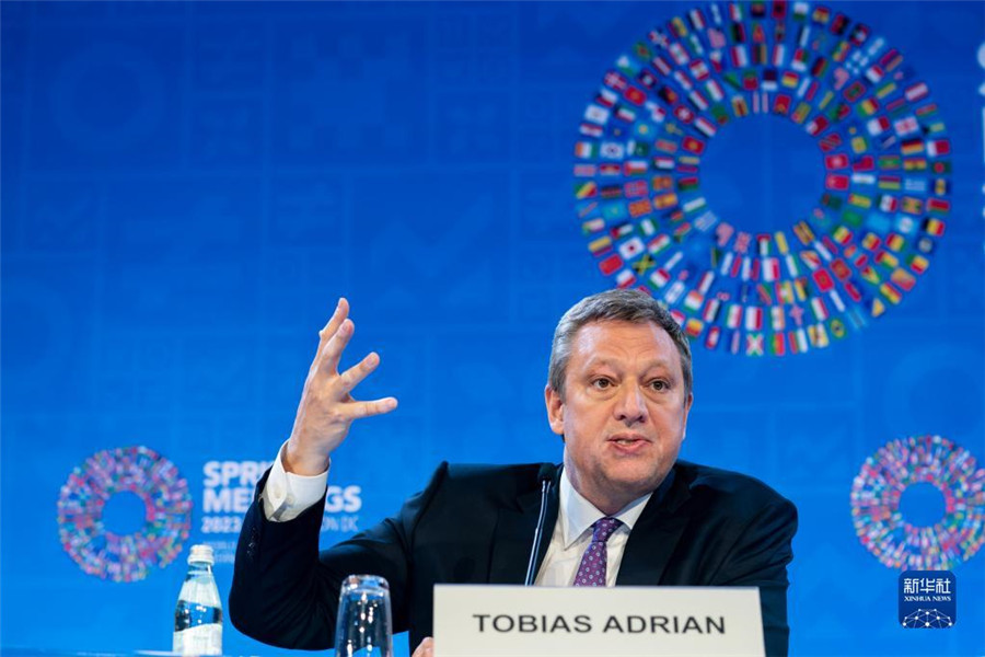 4月11日，在美國(guó)華盛頓，IMF貨幣與資本市場(chǎng)部主任托比亞斯·阿德里安出席記者會(huì)。新華社記者 劉杰 攝