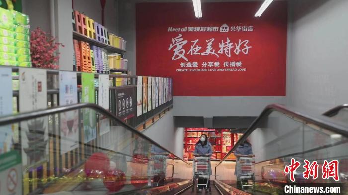 美特好從一家不足百平方米小店，一路發(fā)展成華北零售業(yè)領軍企業(yè)、中國百強商業(yè)連鎖集團、中國零售500強?！∠蛏?攝