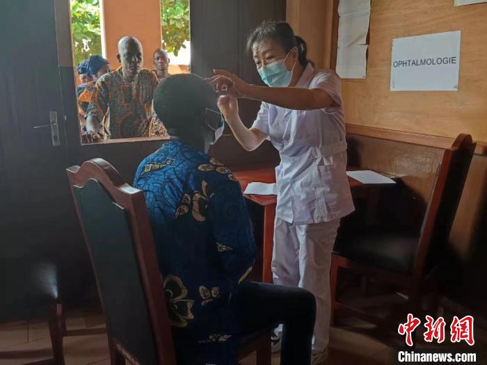 義診現(xiàn)場。　中國(寧夏)第26批援貝寧醫(yī)療隊 供圖