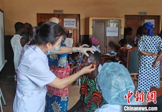 義診現(xiàn)場?！≈袊?寧夏)第26批援貝寧醫(yī)療隊 供圖