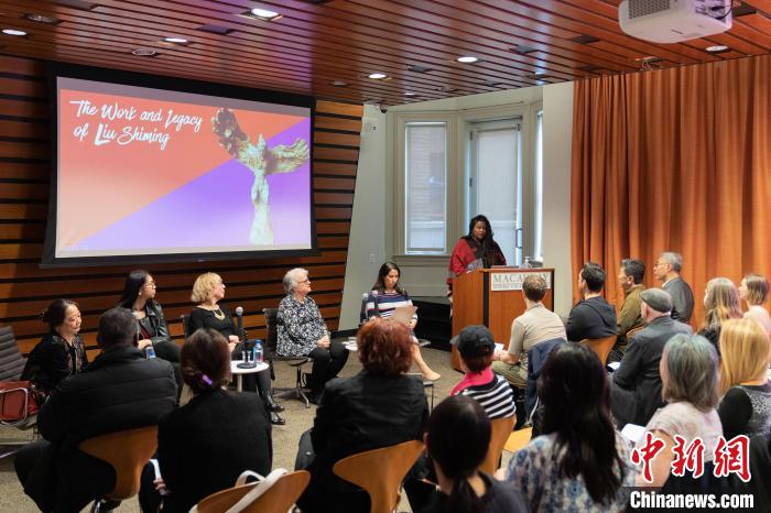 4月11日，紐約市立大學(xué)麥考利榮譽(yù)學(xué)院院長(zhǎng)達(dá)拉·伯恩主持劉士銘雕塑作品《想飛的人》收藏揭幕儀式?！⑹裤懰囆g(shù)基金會(huì) 供圖