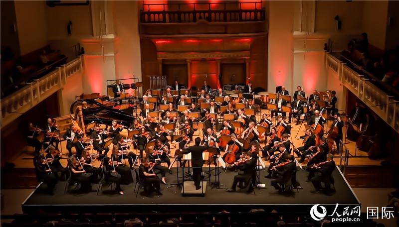 “東西之間”交響音樂會在倫敦舉辦。人民網(wǎng) 郭錦標(biāo)攝