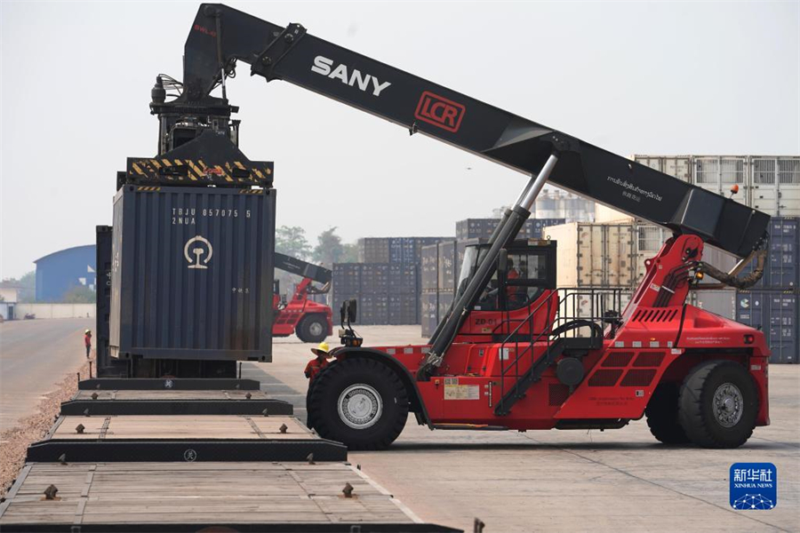 4月15日，老中鐵路有限公司的工人在老撾萬(wàn)象南站裝載貨物。萬(wàn)象南站是中老鐵路老撾段主要貨運(yùn)站，靠近老撾與泰國(guó)邊境。因其獨(dú)特的地理位置和物流轉(zhuǎn)運(yùn)配送區(qū)位優(yōu)勢(shì)，萬(wàn)象南站成為中老泰等國(guó)貨物中轉(zhuǎn)的“旱碼頭”。新華社記者 邢廣利 攝