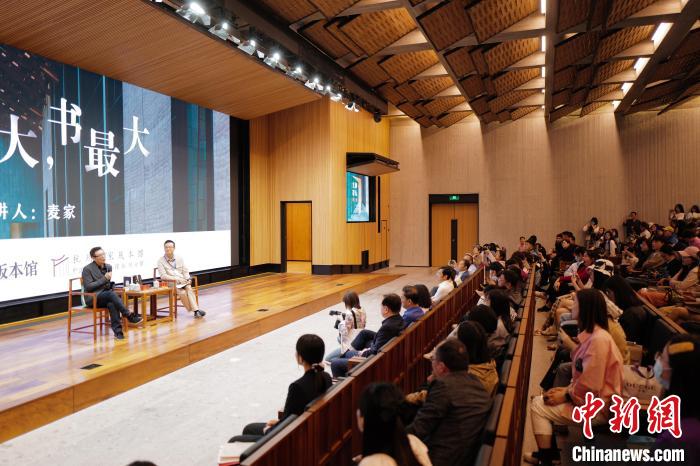 講壇活動現(xiàn)場。　張煜歡 攝