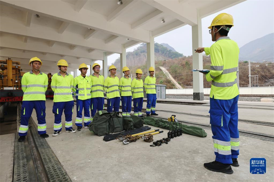 4月17日，瑯勃拉邦維保管理中心的工人在老撾瑯勃拉邦站附近進(jìn)行接觸網(wǎng)維修保養(yǎng)演練?，槻罹S保管理中心由中國(guó)鐵路昆明局集團(tuán)公司普洱基礎(chǔ)設(shè)施段按異地車間管理，根據(jù)昆明鐵路局與老中鐵路有限公司簽訂的中老鐵路固定設(shè)備維管合同，負(fù)責(zé)老撾境內(nèi)磨丁至萬(wàn)象南段工務(wù)、供電、信號(hào)等固定設(shè)備養(yǎng)護(hù)維修及管理工作。新華社記者 邢廣利 攝