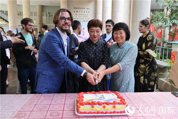 活動現(xiàn)場，田敏總領事與里約天主教大學孔子學院中外方院長共同切蛋糕祝賀中文日活動成功舉辦。人民網(wǎng)記者時元皓 攝
