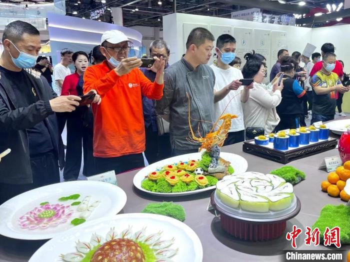 游客對展品充滿興趣?！⊥糨W文 攝