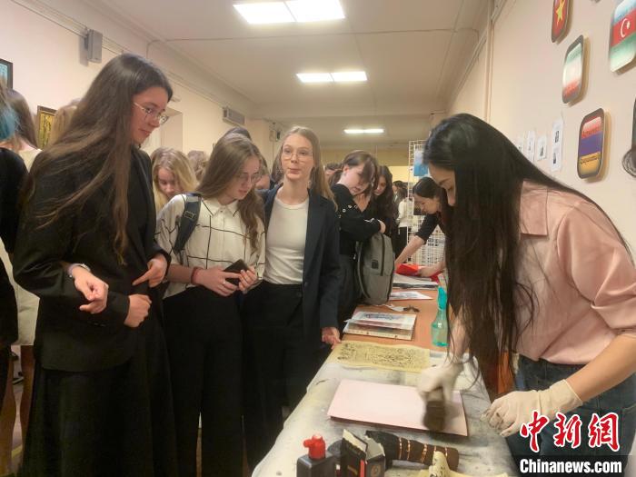 4月21日，莫斯科國(guó)立語(yǔ)言大學(xué)孔子學(xué)院附屬中學(xué)舉辦“國(guó)際中文日”活動(dòng)，學(xué)生們體驗(yàn)雕版印刷?！∧箍茋?guó)立語(yǔ)言大學(xué)孔子學(xué)院 供圖