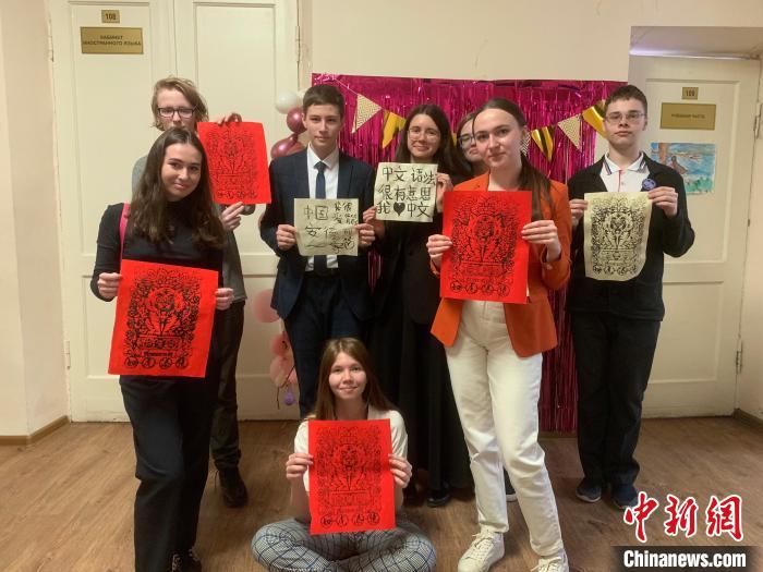 4月21日，莫斯科國(guó)立語(yǔ)言大學(xué)孔子學(xué)院附屬中學(xué)舉辦“國(guó)際中文日”活動(dòng)，學(xué)生們展示自己的學(xué)習(xí)成果?！∧箍茋?guó)立語(yǔ)言大學(xué)孔子學(xué)院 供圖