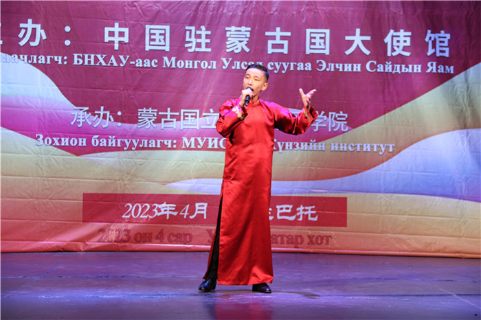 一等獎選手賀希格中學(xué)的包勒爾德表演貫口《玲瓏塔》。蒙古國立大學(xué)孔子學(xué)院供圖