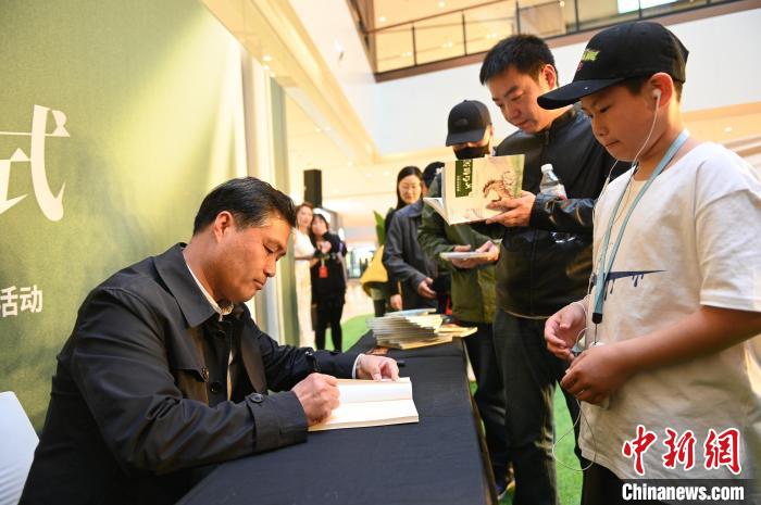 薛濤進(jìn)行圖書(shū)簽售。　于海洋 攝