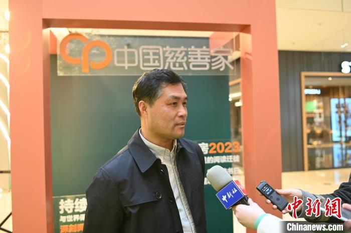 薛濤接受采訪?！∮诤Ｑ?攝