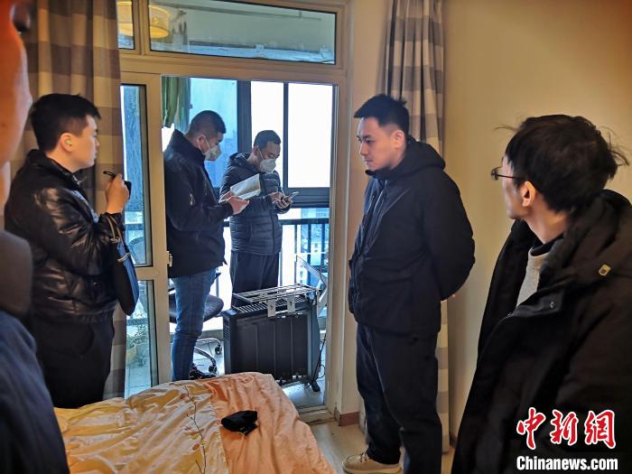 丹東市公安局民警抓捕犯罪嫌疑人，在其家中進(jìn)行搜查。　丹東市公安局供圖