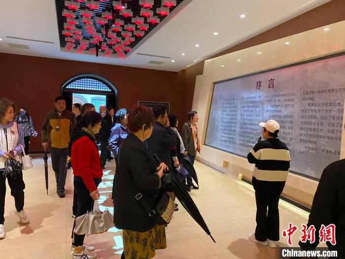 中共中央統(tǒng)戰(zhàn)部舊址里參觀者絡(luò)繹不絕。　李曉偉 攝