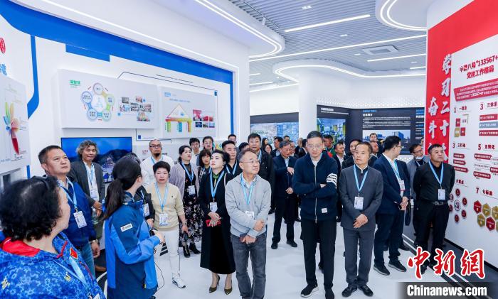 僑商、僑胞們考察金漪湖科創(chuàng)智造平臺重大基礎(chǔ)設(shè)施項目。　主辦方供圖