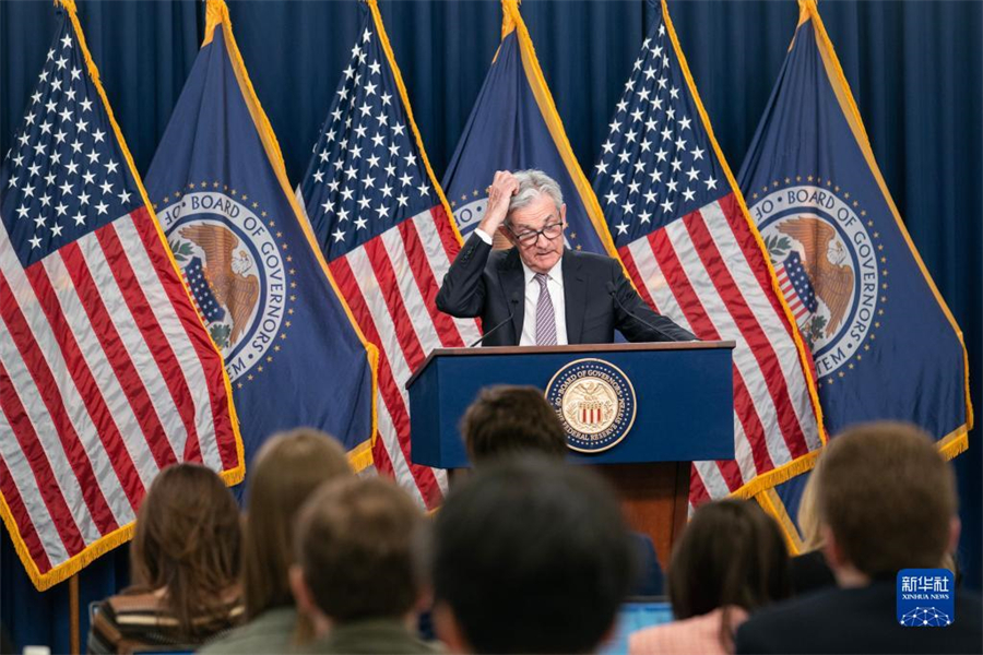 5月3日，美國聯(lián)邦儲備委員會主席鮑威爾在華盛頓出席新聞發(fā)布會。美國聯(lián)邦儲備委員會3日結(jié)束為期兩天的貨幣政策會議，宣布再次將聯(lián)邦基金利率目標(biāo)區(qū)間上調(diào)25個基點(diǎn)到5%至5.25%之間。新華社記者劉杰攝