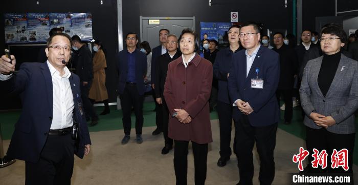 臺盟中央主席蘇輝近日率調研組赴吉林、遼寧開展重點考察調研。圖為在中航工業(yè)沈陽飛機設計研究所調研?！∨_盟中央供圖