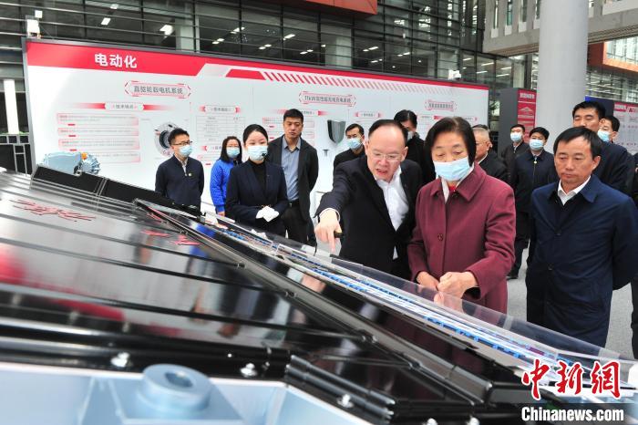 臺盟中央主席蘇輝近日率調研組赴吉林開展重點考察調研。圖為在中國第一汽車集團有限公司調研。　高龍安 攝