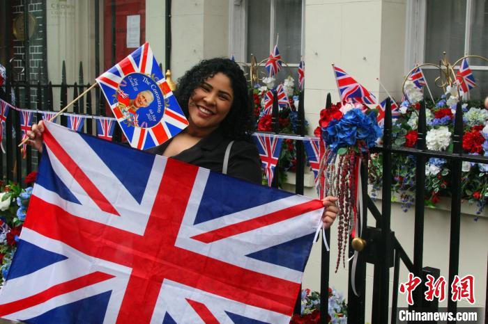 當(dāng)?shù)貢r(shí)間5月6日，英國國王查爾斯三世的加冕儀式舉行。圖為前往觀禮區(qū)的民眾?！埰?攝