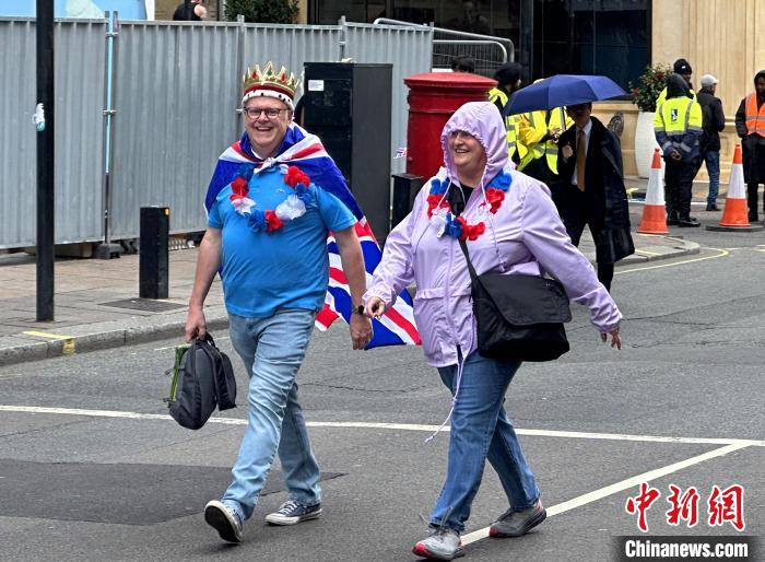 當(dāng)?shù)貢r(shí)間5月6日，英國國王查爾斯三世的加冕儀式舉行。圖為前往觀禮區(qū)的民眾?！W陽開宇 攝