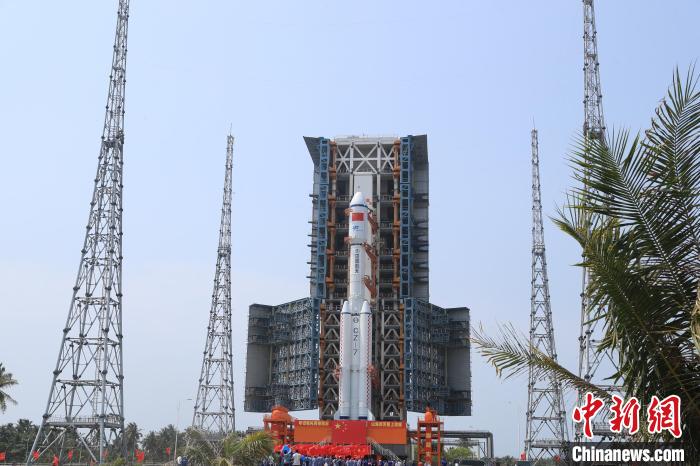 北京時間5月7日，天舟六號貨運飛船與長征七號遙七運載火箭組合體垂直轉運至發(fā)射區(qū)?！∏窳④?黃國暢 攝