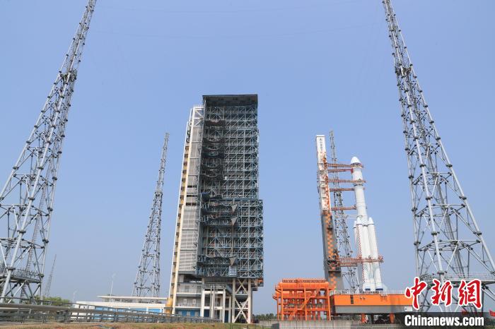 北京時間5月7日，天舟六號貨運飛船與長征七號遙七運載火箭組合體垂直轉運至發(fā)射區(qū)?！∏窳④?黃國暢 攝