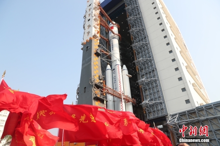 圖為轉(zhuǎn)運(yùn)現(xiàn)場(chǎng)。攝影 邱立軍 黃國暢