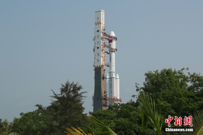 圖為轉(zhuǎn)運(yùn)現(xiàn)場(chǎng)。攝影 邱立軍 黃國暢