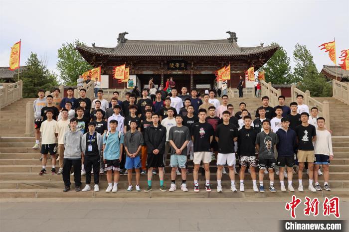 比賽結(jié)束后，兩岸學(xué)生參訪高平炎帝陵?！≈鬓k方供圖