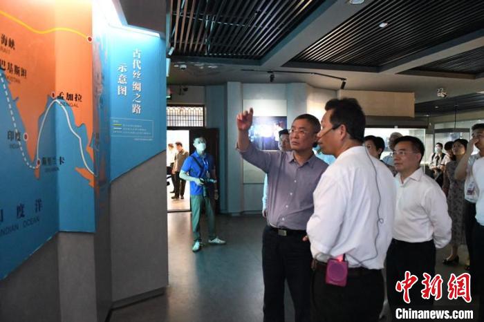 圖為蔡達(dá)峰一行在合浦漢代文化博物館考察。　林浩 攝