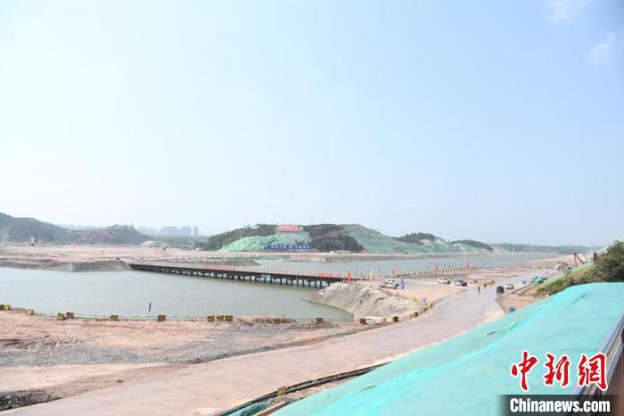圖為平陸運(yùn)河青年樞紐工程項(xiàng)目現(xiàn)場?！×趾?攝