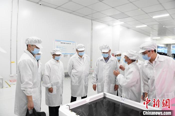 圖為蔡達(dá)峰一行在惠科電子(北海)科技產(chǎn)業(yè)園調(diào)研。　林浩 攝