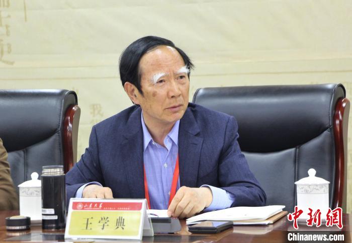 山東大學(xué)儒學(xué)高等研究院執(zhí)行院長(zhǎng)、《文史哲》雜志主編王學(xué)典主持首場(chǎng)主題發(fā)言?！≮w曉 攝