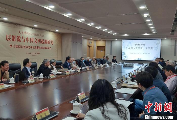 2022年度“中國(guó)人文學(xué)術(shù)十大熱點(diǎn)”在現(xiàn)場(chǎng)發(fā)布?！≮w曉 攝