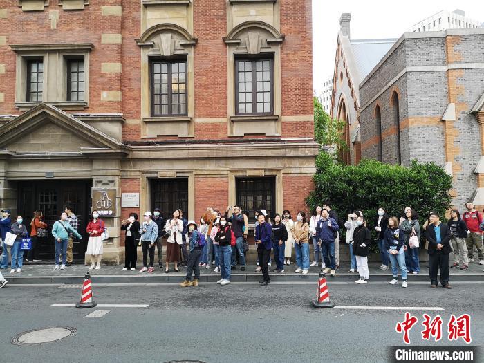 新階層人士走讀“外灘源”?！》队畋?攝