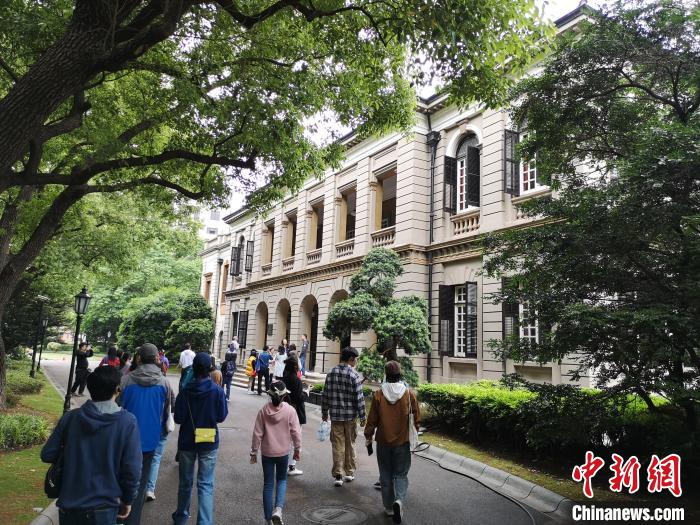 新階層人士參觀英國(guó)駐滬領(lǐng)事館?！》队畋?攝