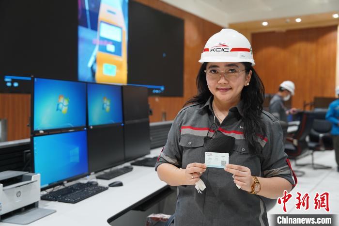 5月8日，客票系統(tǒng)負(fù)責(zé)人展示樣票。趙玅圓 攝