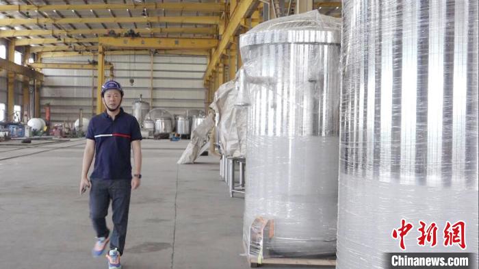 汪光典在不銹鋼罐體生產(chǎn)車間?！垈髅?攝