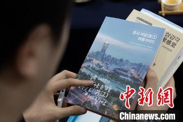 參展觀眾閱讀浙江文旅手冊(cè)?！《≌裾?攝