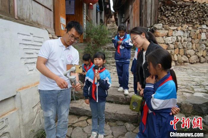 杜曉帆與該中心教師團(tuán)隊(duì)積極探索文化遺產(chǎn)方法論，深耕鄉(xiāng)村遺產(chǎn)領(lǐng)域?！?fù)旦大學(xué)國土與文化資源研究中心供圖