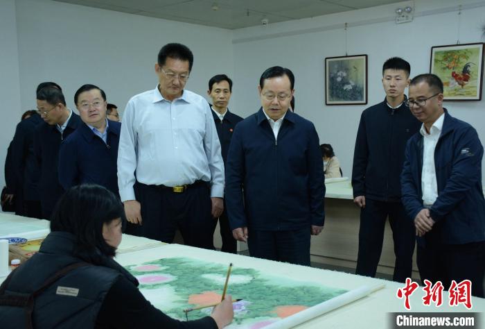 致公黨中央主席蔣作君近日率調(diào)研組赴山東開展重點考察調(diào)研。圖為在菏澤市巨野縣書畫院調(diào)研。　呂妍 攝