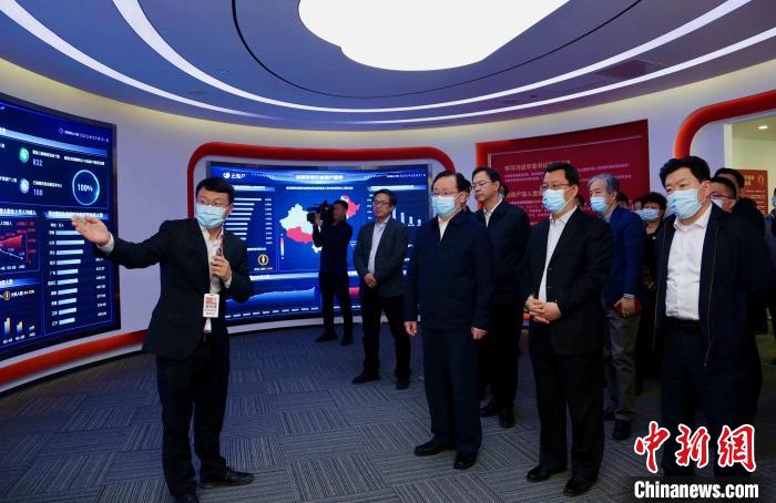 致公黨中央主席蔣作君率調(diào)研組赴天津開展重點考察調(diào)研。圖為在云賬戶共享經(jīng)濟信息咨詢有限公司調(diào)研?！⒖∩n 攝