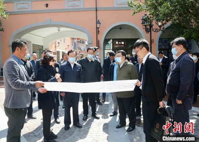 致公黨中央主席蔣作君近日率調(diào)研組赴天津開展重點考察調(diào)研。圖為在佛羅倫薩小鎮(zhèn)調(diào)研?！⒖∩n 攝