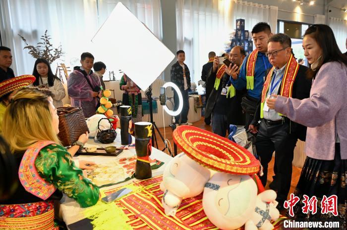 東盟國家媒體記者了解雪峰山非遺出海直播?！堊?攝