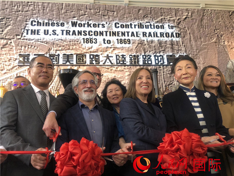 圖為（從右到左）方李邦琴、加州副州長康依蓮、舊金山市議長佩斯金、中國駐舊金山副總領(lǐng)事潘慶江在剪彩。人民網(wǎng)記者 鄧圩攝