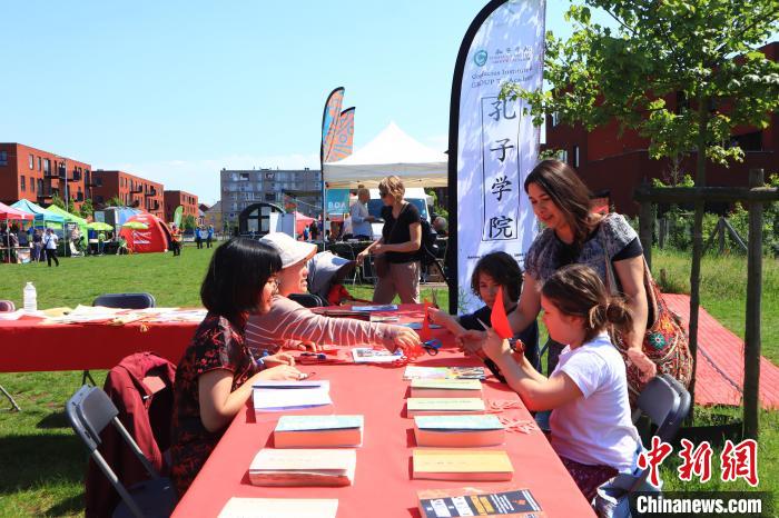 孩子們?cè)诠ぷ鞣粚W(xué)習(xí)剪紙。　魯汶孔子學(xué)院供圖