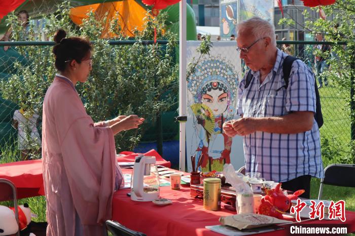 當(dāng)?shù)孛癖妳⒓又袊?guó)茶介紹和品茶活動(dòng)。　魯汶孔子學(xué)院供圖