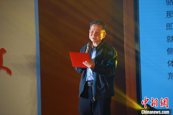 臺(tái)灣詩人白靈帶來了一首自創(chuàng)的詩歌《大戈壁》?！￠}南師范大學(xué)供圖